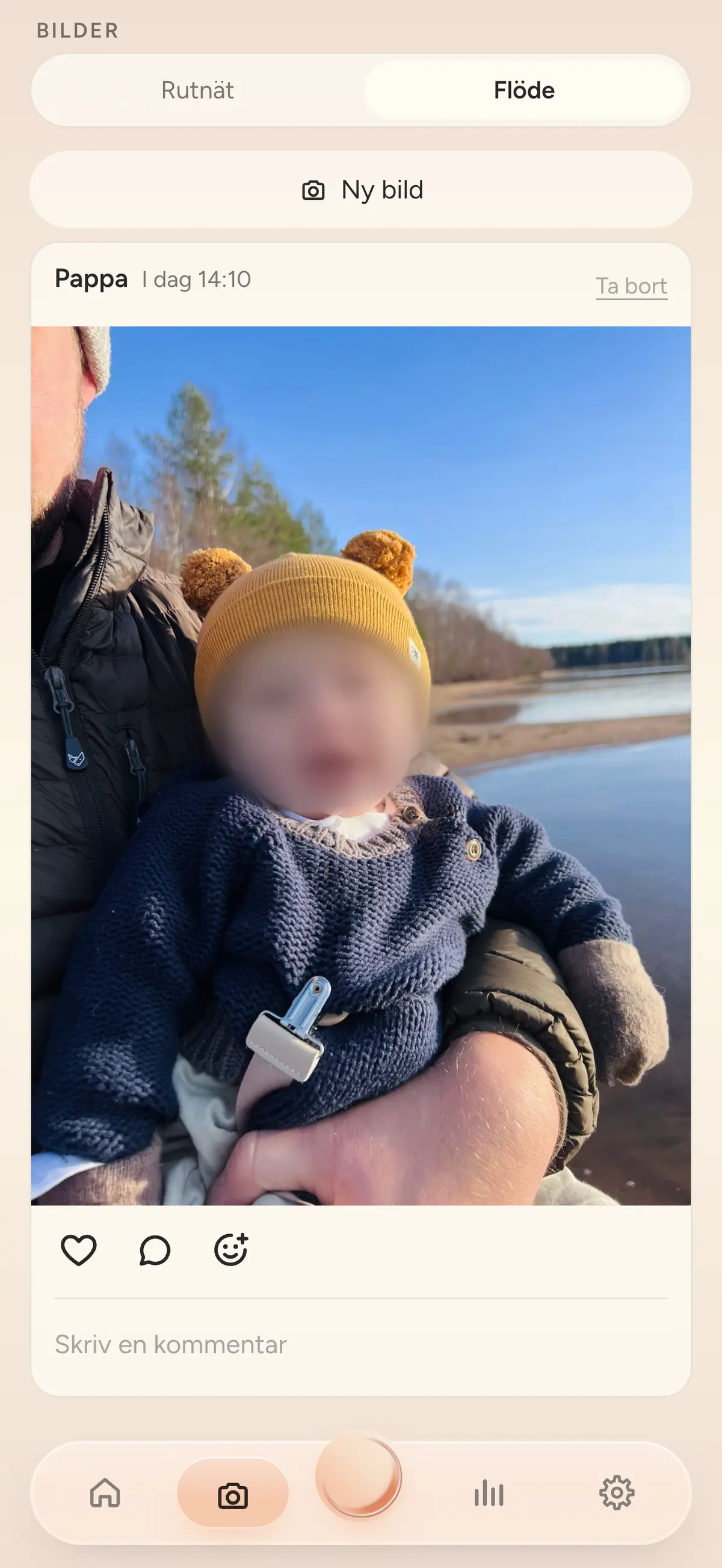 Dagens bild i flödet: en pappa med sin bebis vid en sjö.
